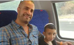 אליה בן ה-11 נולד עם מחלה שהובילה לקריסת כליותיו ונזקק לתרומה דחופה • פקד ליאור יפרח ממשטרת ירושלים, שאותר כתורם, פגש אותו ברכבת – אך נמנע מיצירת קשר עמו מחשש שההליך ייפסל • השבוע הוא חגג איתו יום הולדת בתחנה